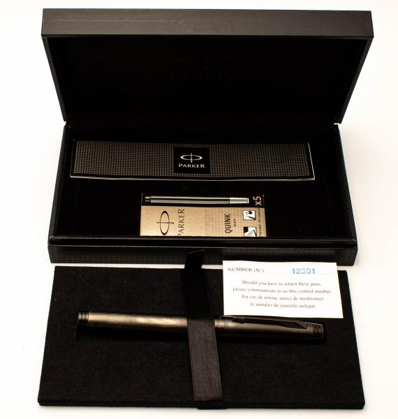 Parker Premier Black Edition Füllfederhalter Pen 18K F Nib S0934560